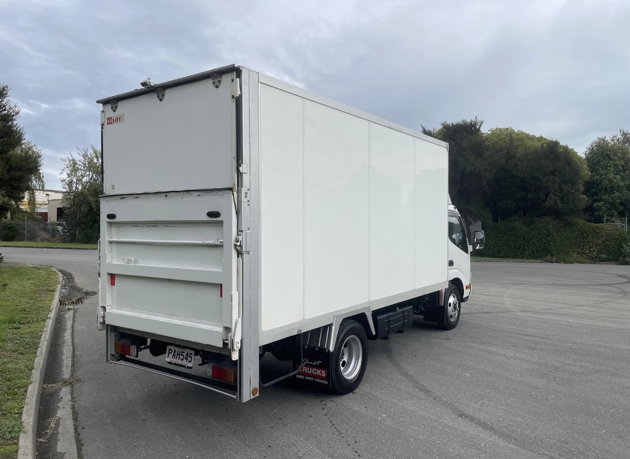 16 Cubic Meter Box Body Truck Rental - TAIL LIFT