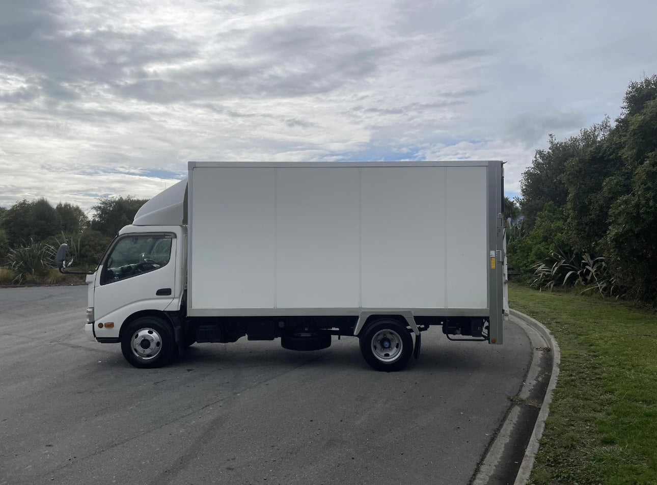 16 Cubic Meter Box Body Truck Rental - TAIL LIFT